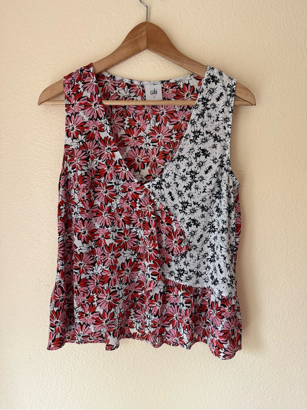❇️CABi Mixed Floral Sleeveless V-Neck Top in Red and White 2 for $22❇️